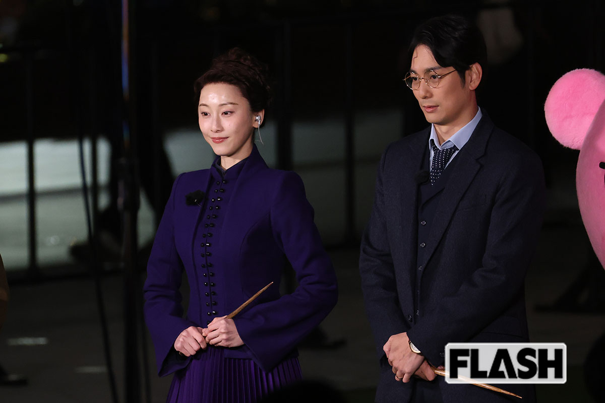 杖を片手に登壇した松井玲奈と平岡祐太