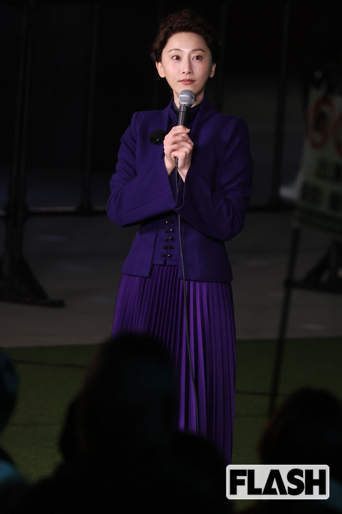 紫で統一したコーデの松井玲奈