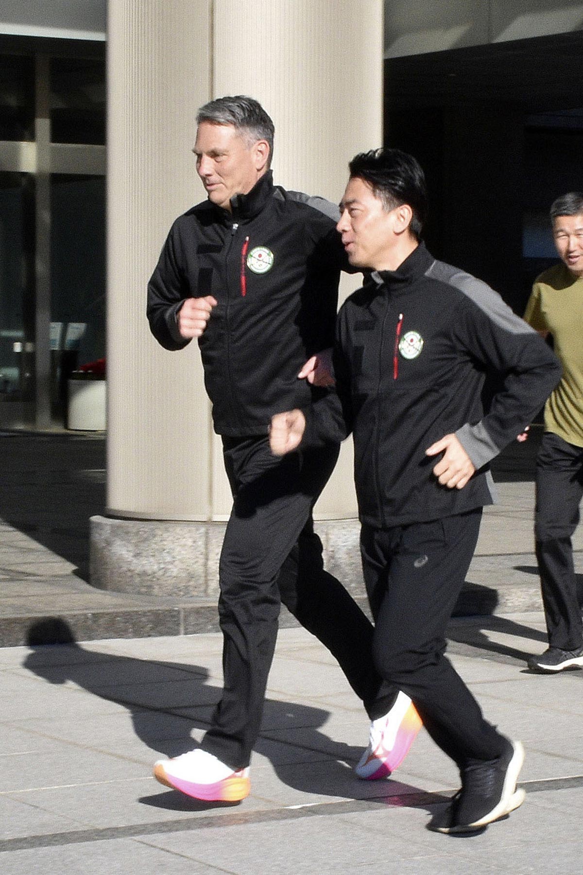 会談後、オーストラリアのマールズ副首相兼国防相（左）とランニングする小泉進次郎防衛相（写真・共同通信）