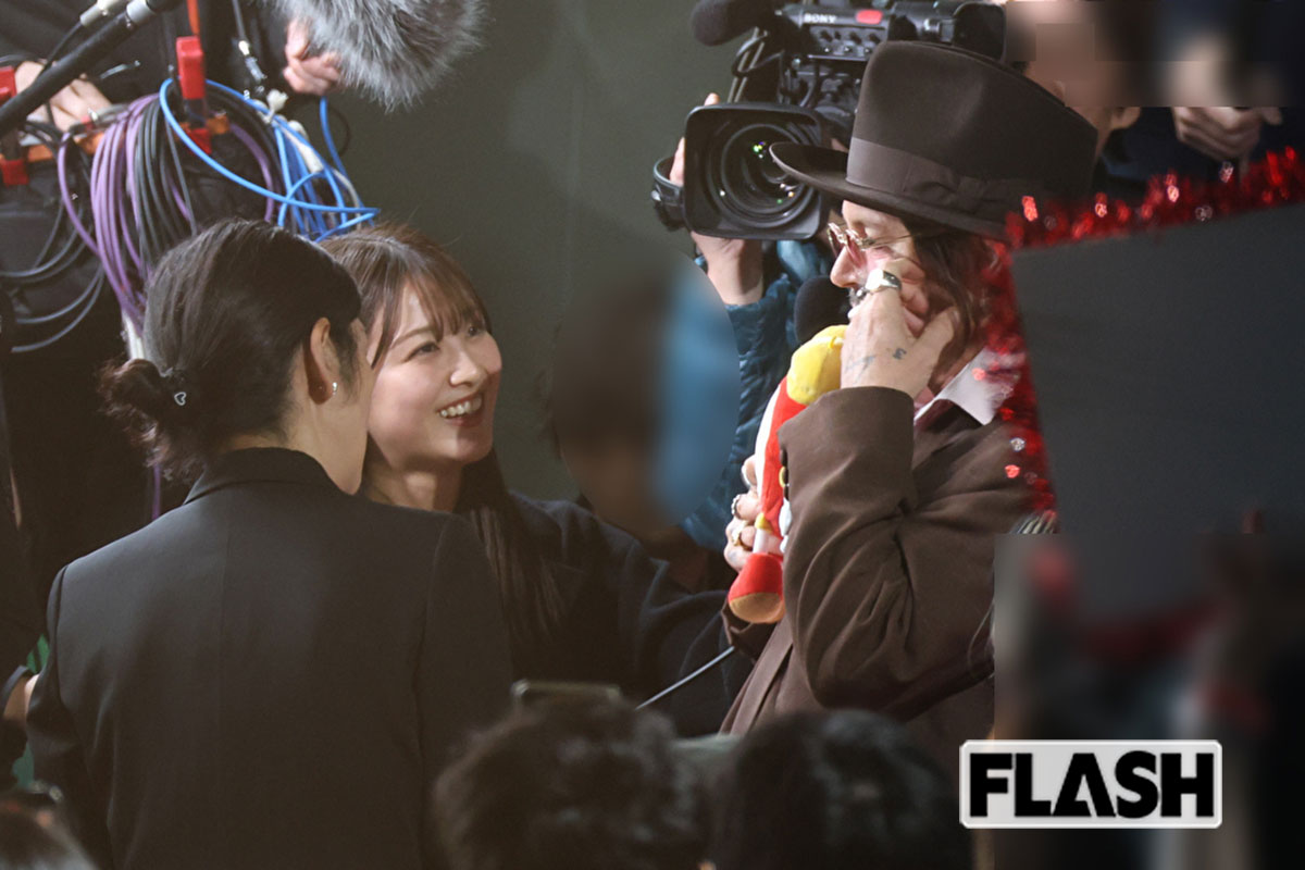 「めざましくん」のぬいぐるみを片手にジョニーデップにインタビューする原田葵アナ