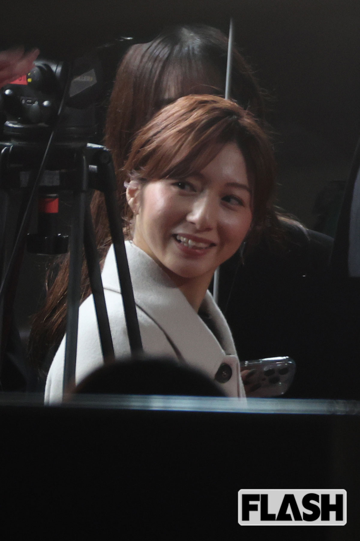 白いコートを着た市來玲奈アナ