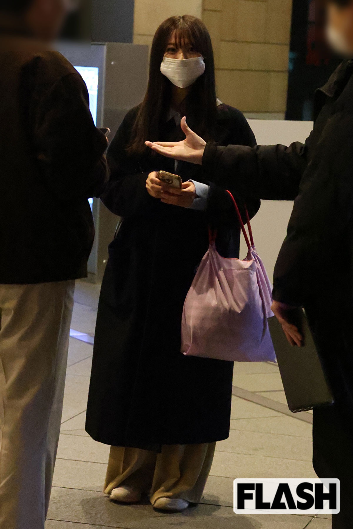 現場でファンに声をかけられて対応する原田葵アナ