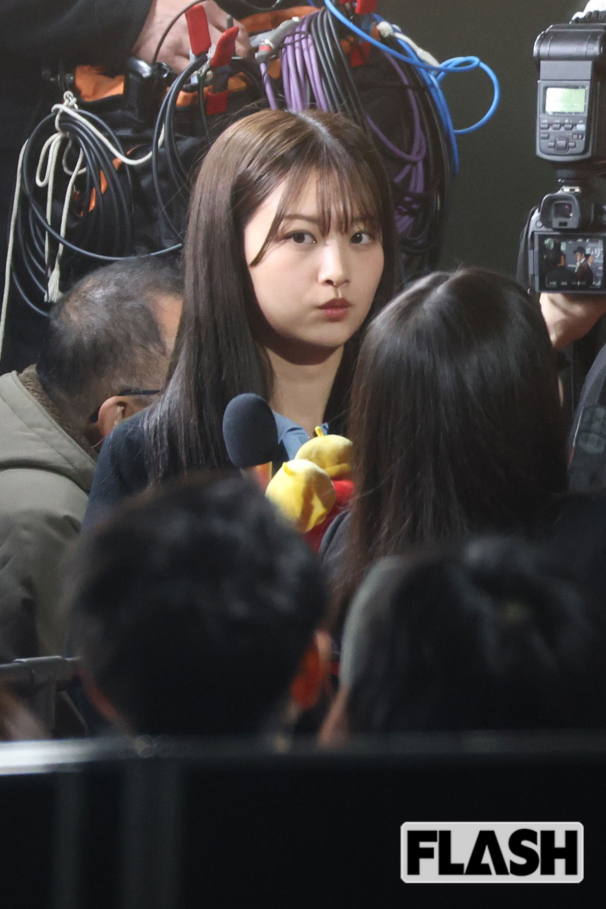 「めざましくん」のぬいぐるみを胸の前に掲げる原田葵アナ