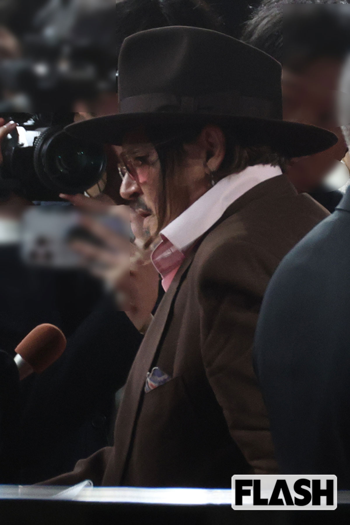 多くのファンに囲まれたジョニーデップ