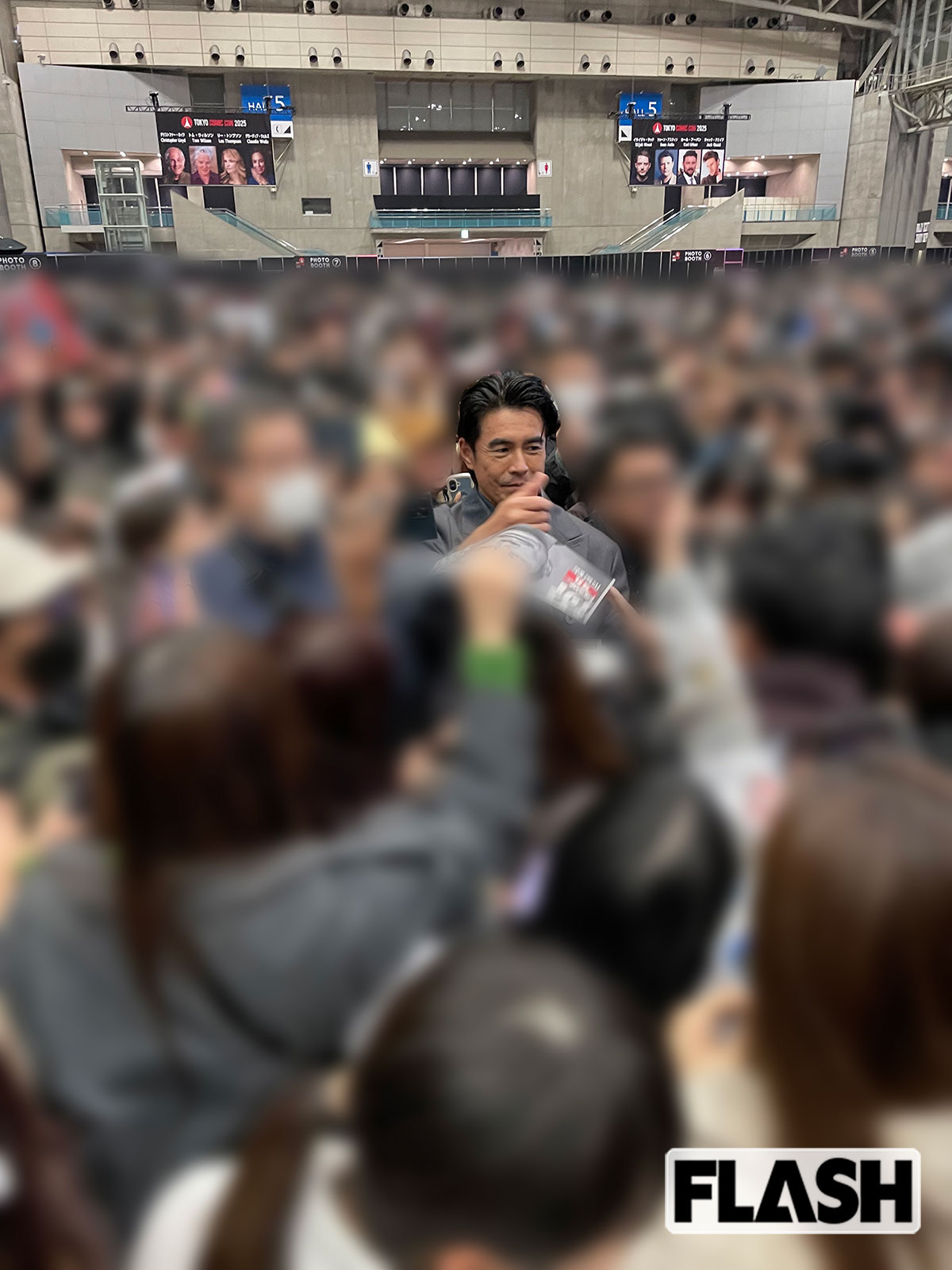 2025年12月6日、千葉・幕張メッセで開催された「東京コミコン2025」に登場した俳優の伊藤英明。登壇後には伊藤自らチラシを配る“サプライズ演出”があった（写真・金谷千治）