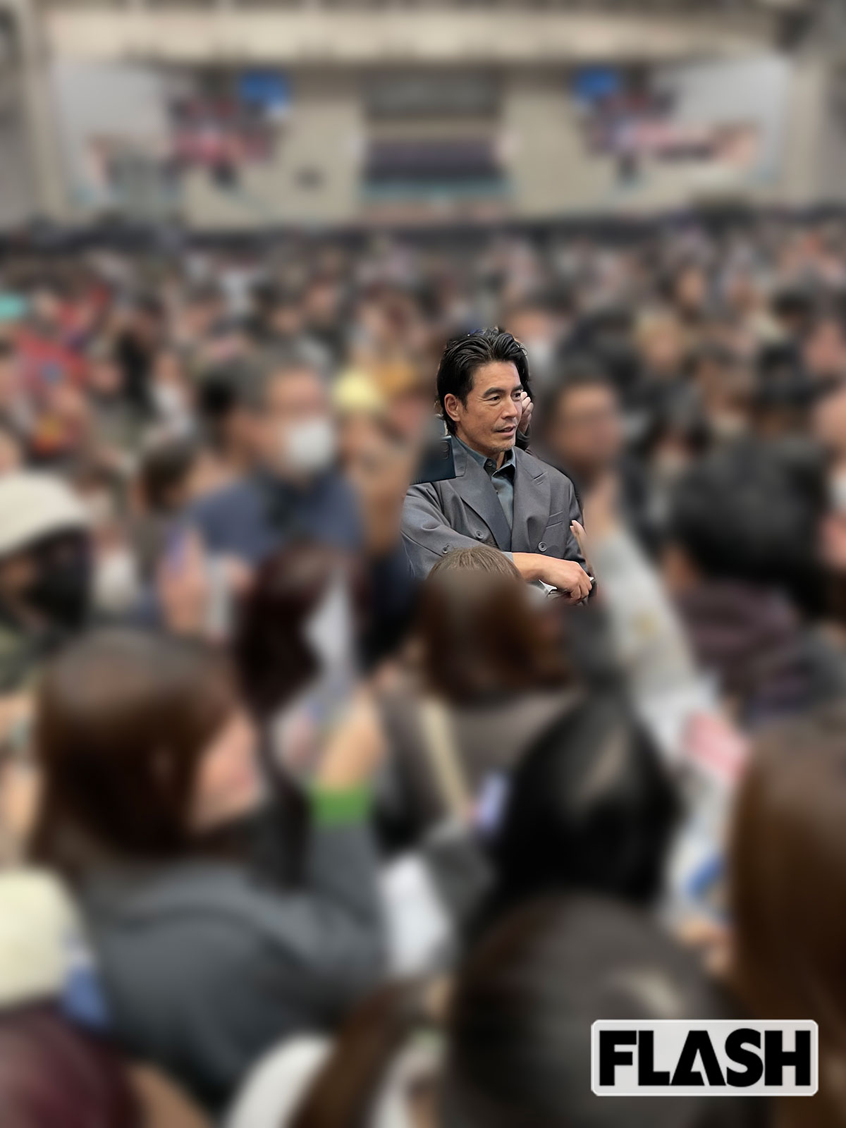 2025年12月6日、千葉・幕張メッセで開催された「東京コミコン2025」に登場した俳優の伊藤英明。登壇後には伊藤自らチラシを配る“サプライズ演出”があった（写真・金谷千治）