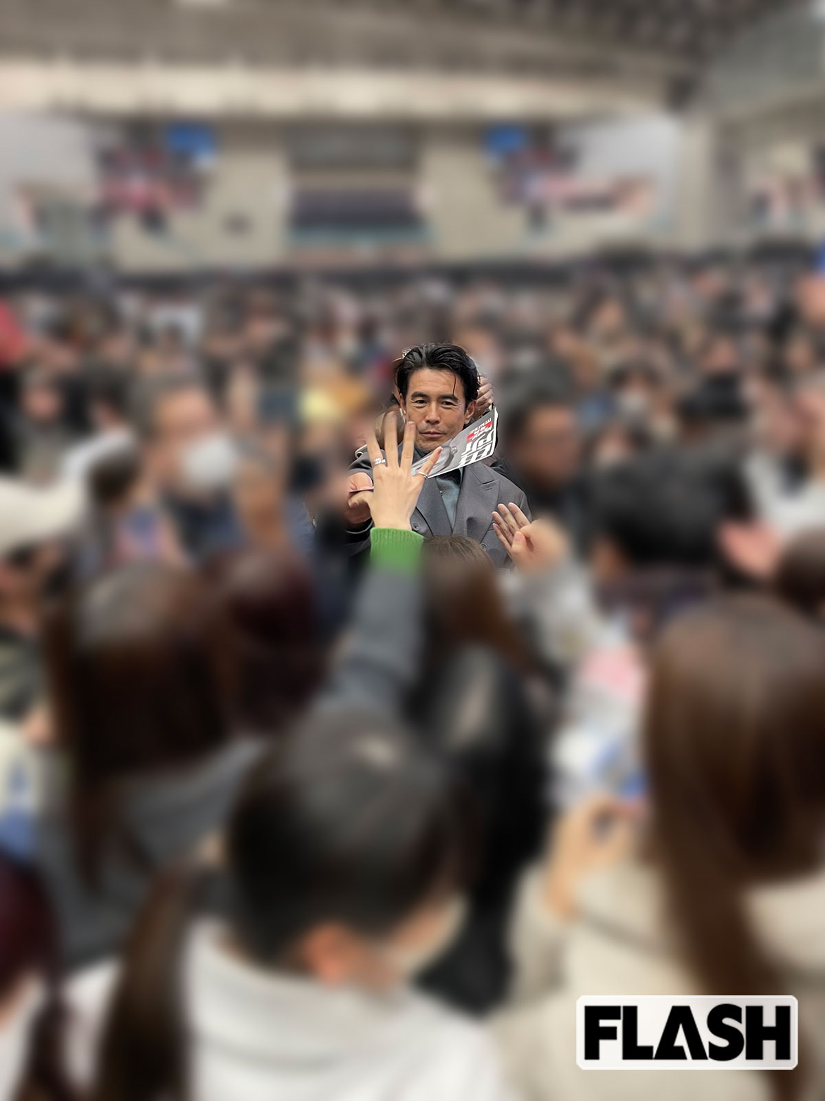 2025年12月6日、千葉・幕張メッセで開催された「東京コミコン2025」に登場した俳優の伊藤英明。登壇後には伊藤自らチラシを配る“サプライズ演出”があった（写真・金谷千治）