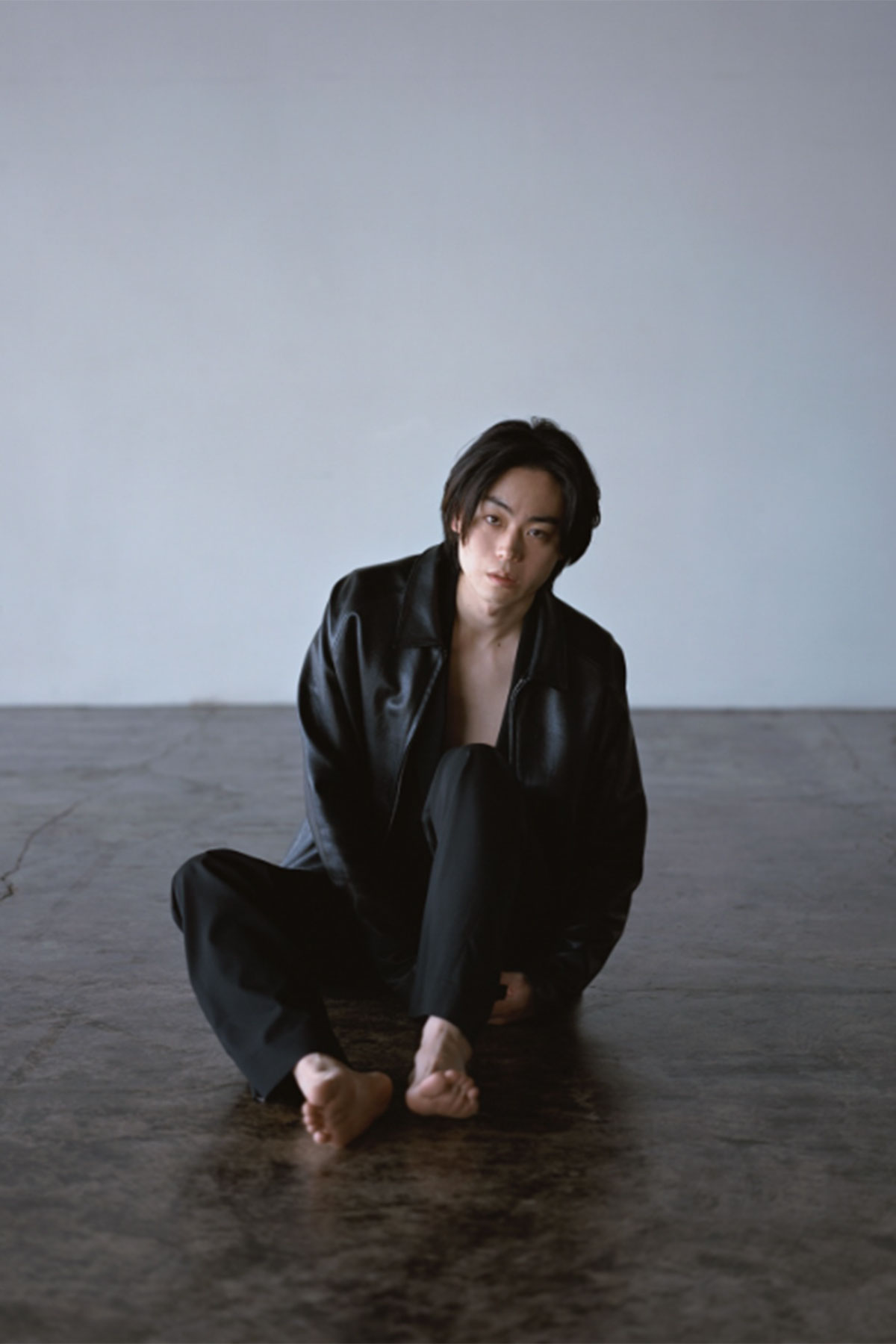 菅田将暉が公開した新しいアーティスト写真。胸元がはだけた黒髪姿には「色っぽい」とのコメントも寄せられた（菅田将暉のInstagramより）