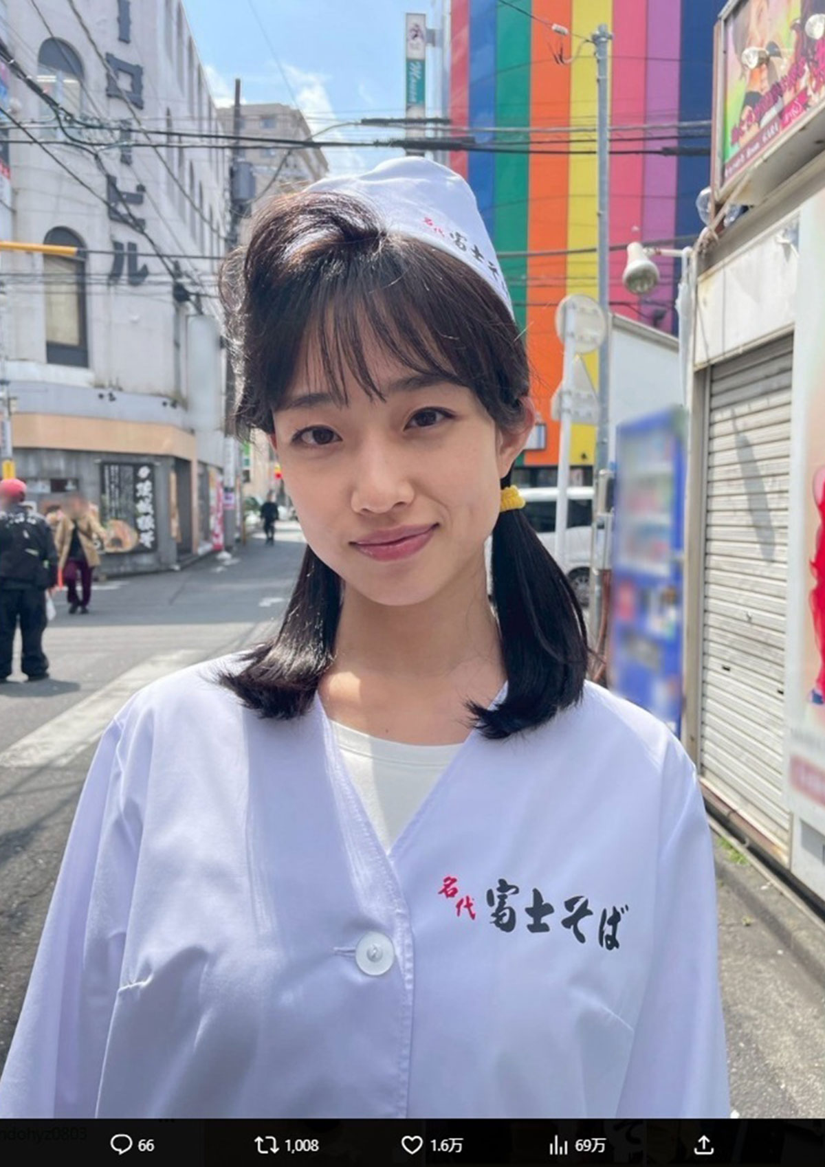 『不適切にもほどがある！』の新春スペシャル番組で富士そばの制服を着た河合優実（ドラマの公式Instagramより）