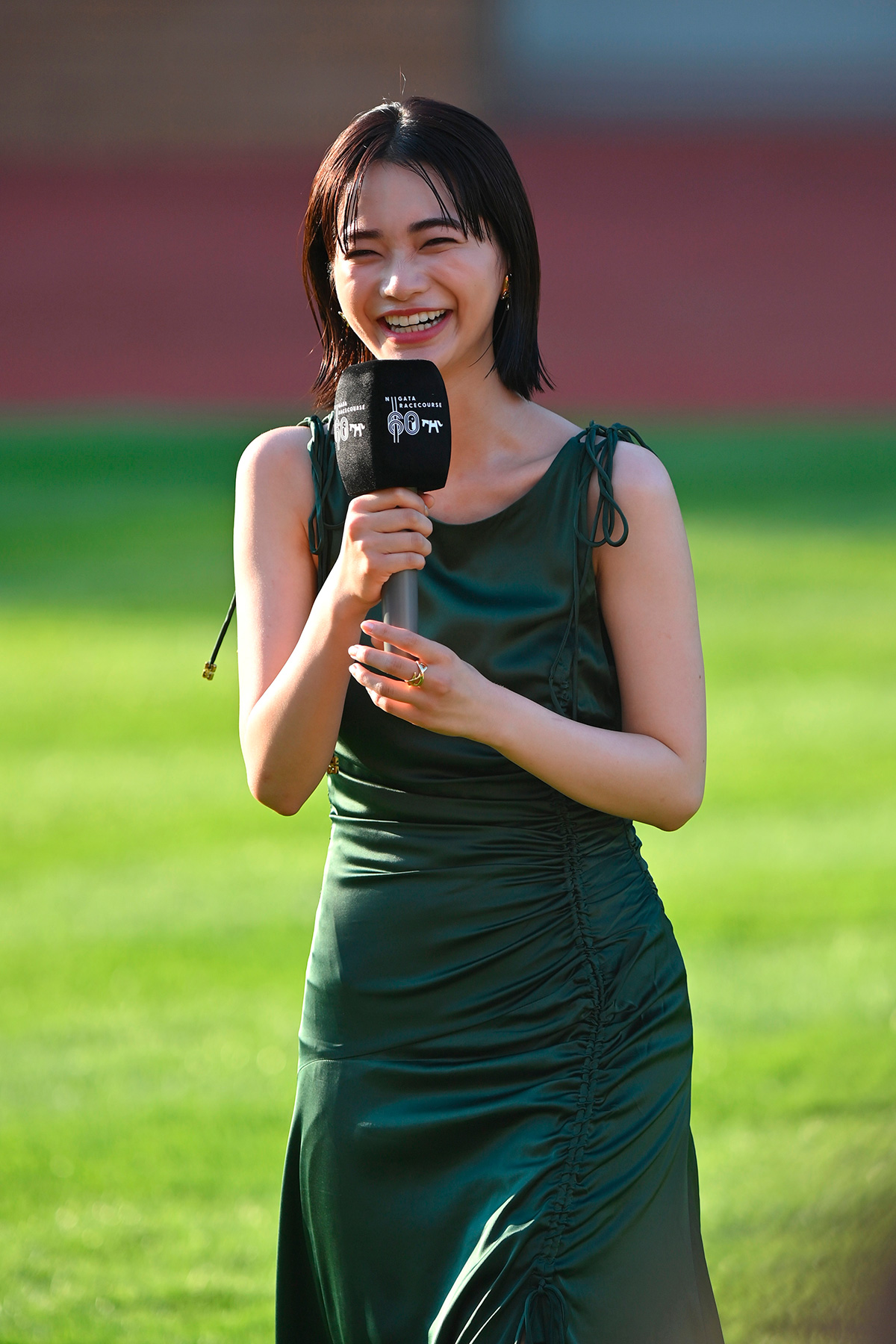 ＜5位＞見上 愛 2025年8月、新潟競馬場での表彰式に登場した見上。JRAのCMでもおなじみ