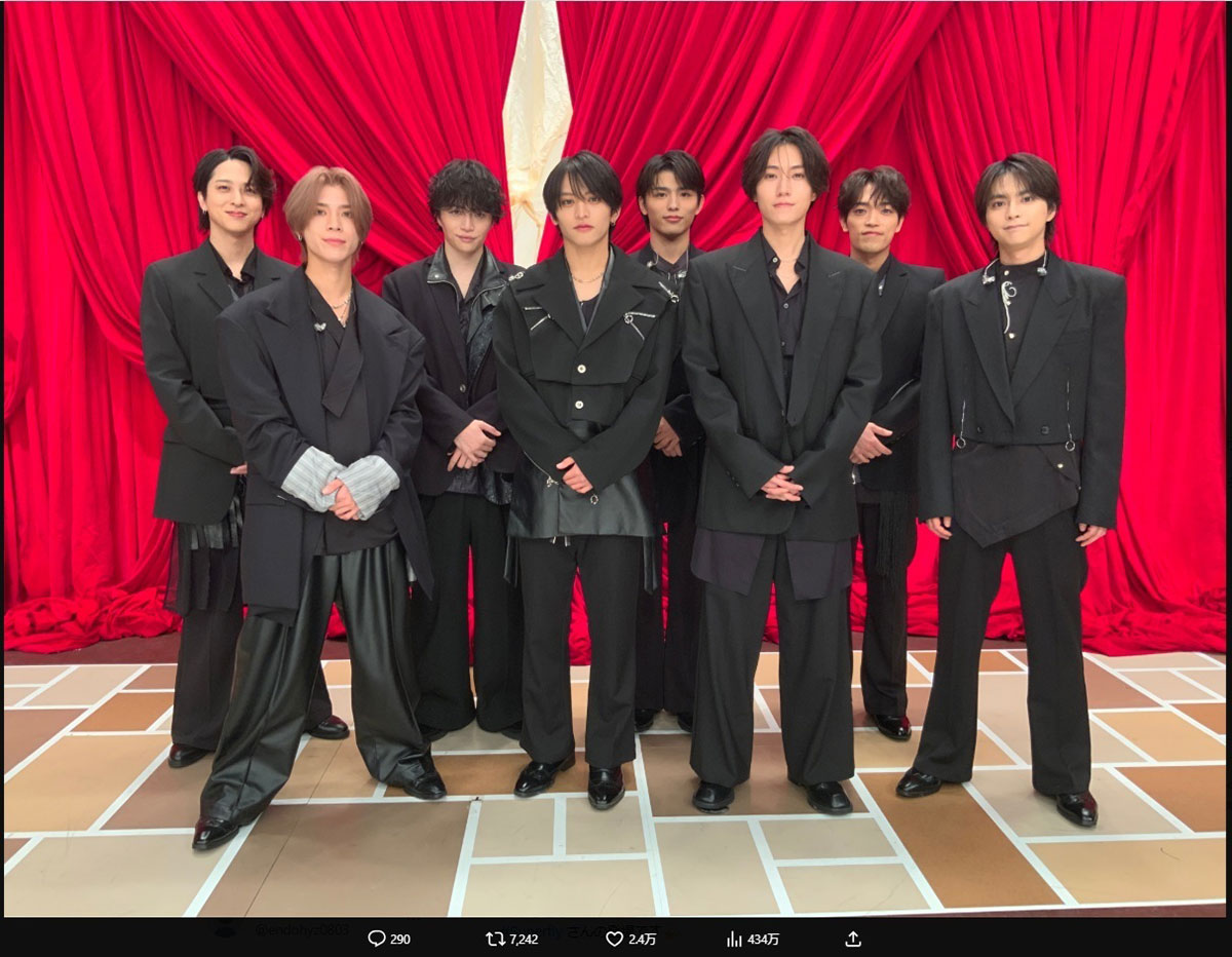 『FNS歌謡祭 第2夜』に出演した篠塚大輝(後列右から2番目)。一部ファンからは痩せたと指摘する声があがっている(写真・番組公式Xより)