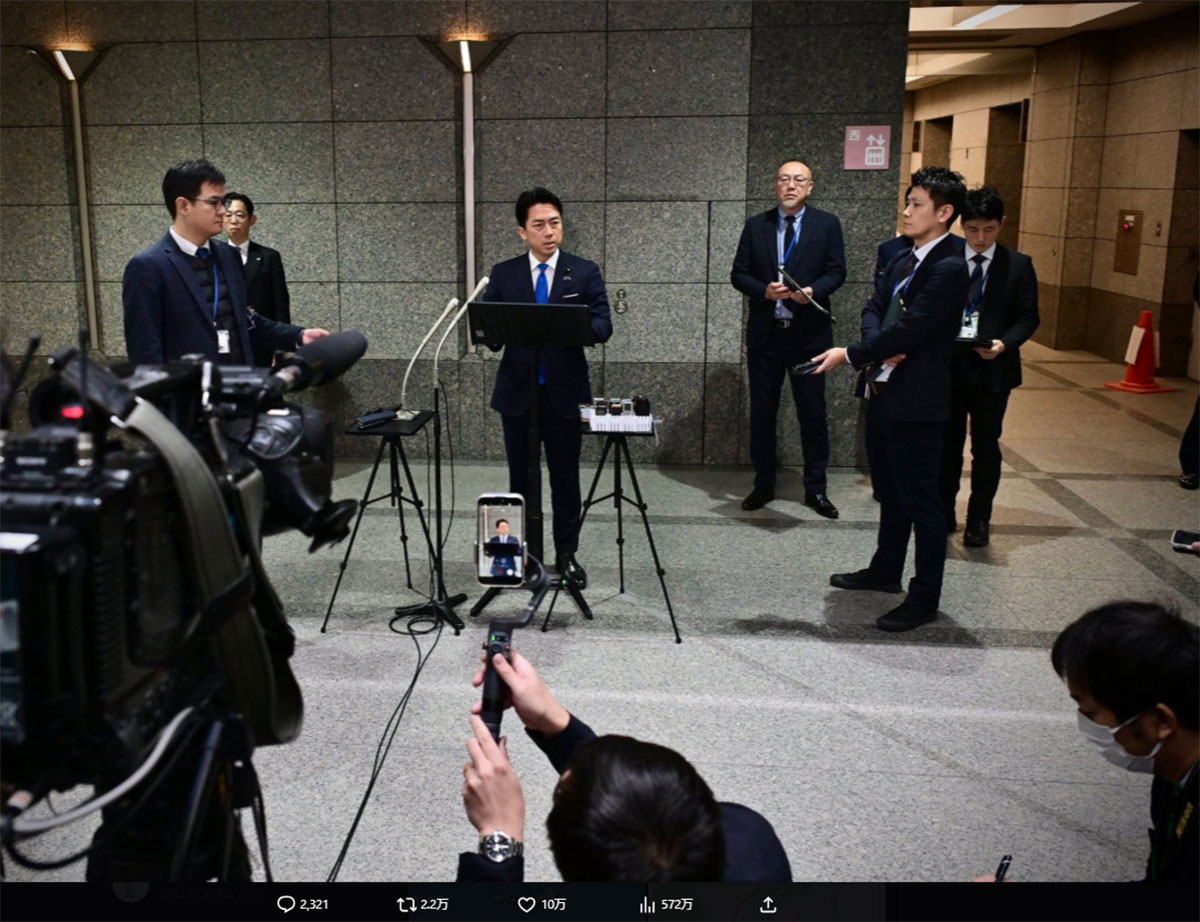 12月10日の臨時記者会見に臨む小泉進次郎防衛相(12月10日投稿の小泉防衛相のX「@shinjirokoiz」より)