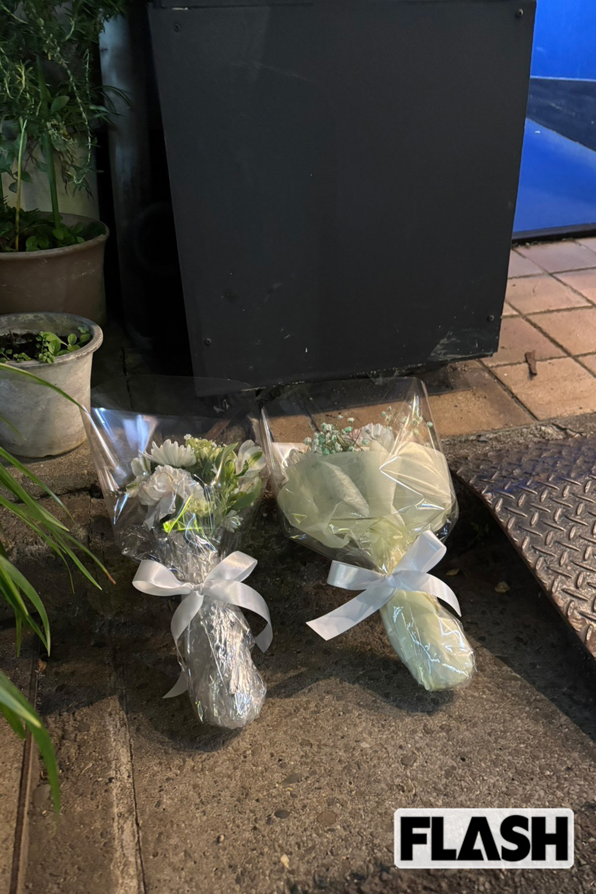 2025年12月10日、乳児の遺体が発見された雑居ビルの入り口には花束が置かれていた