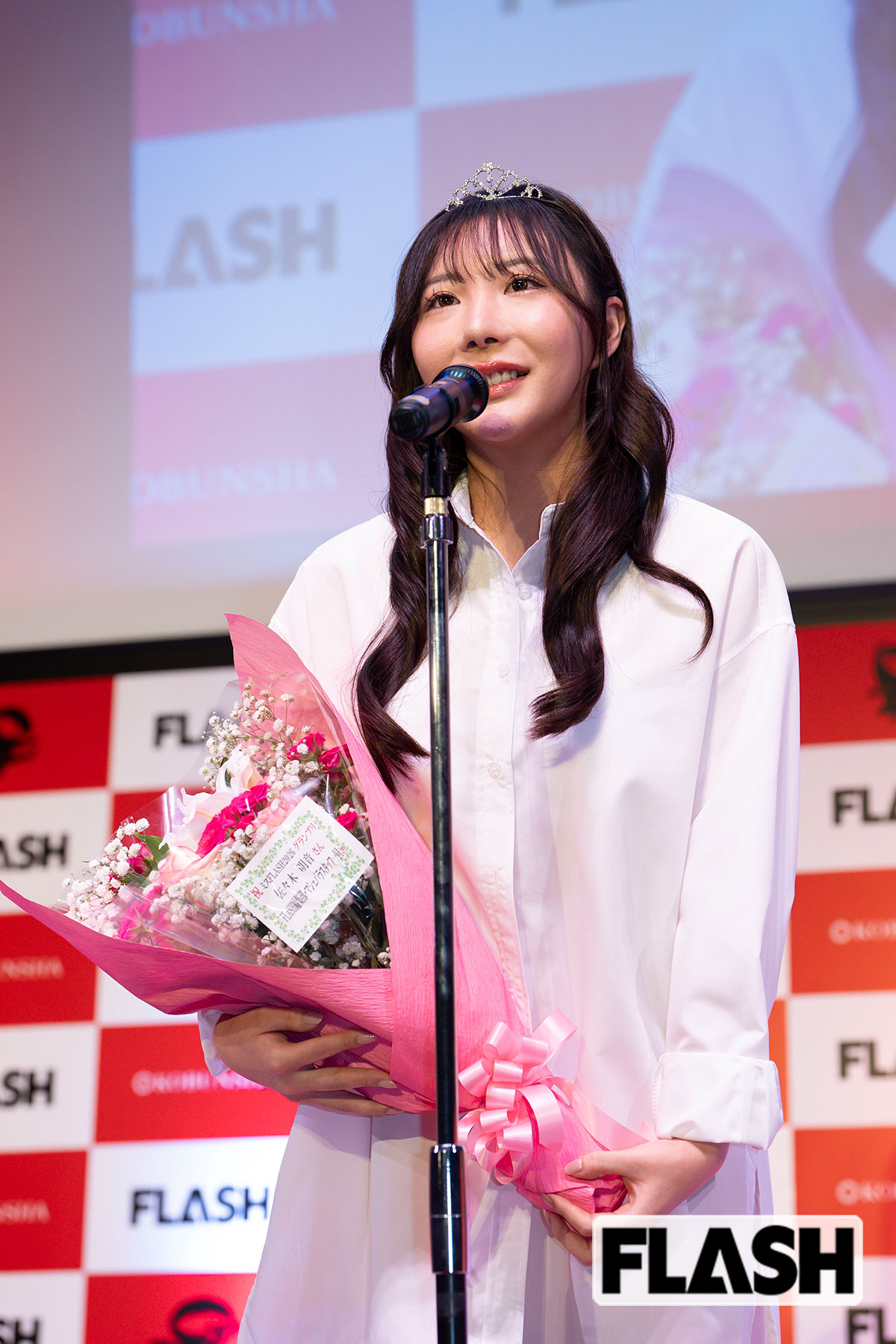 グランプリ受賞後にスピーチする佐々木明音