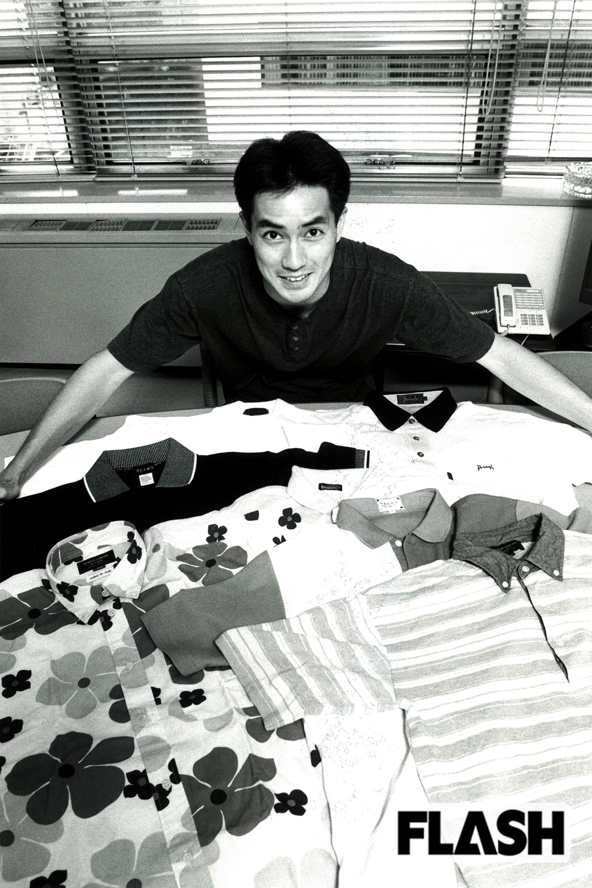 1996年、入社3年めの羽鳥アナ。視聴者からプレゼントされたシャツを番組で着用していることを、本誌が直撃取材（写真・田村智栄）