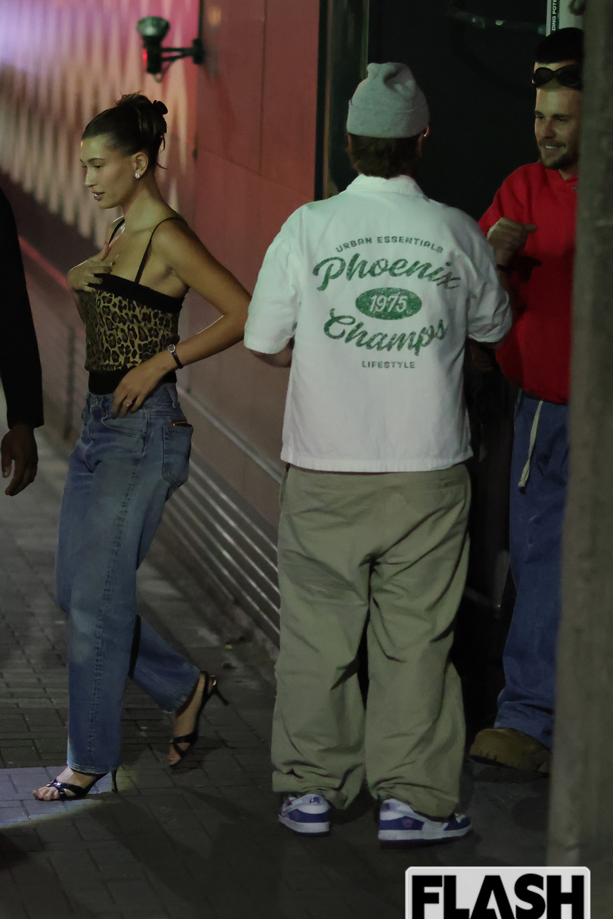 タンクトップ1枚のヘイリーと、赤いパーカーを来たジャスティン・ビーバー