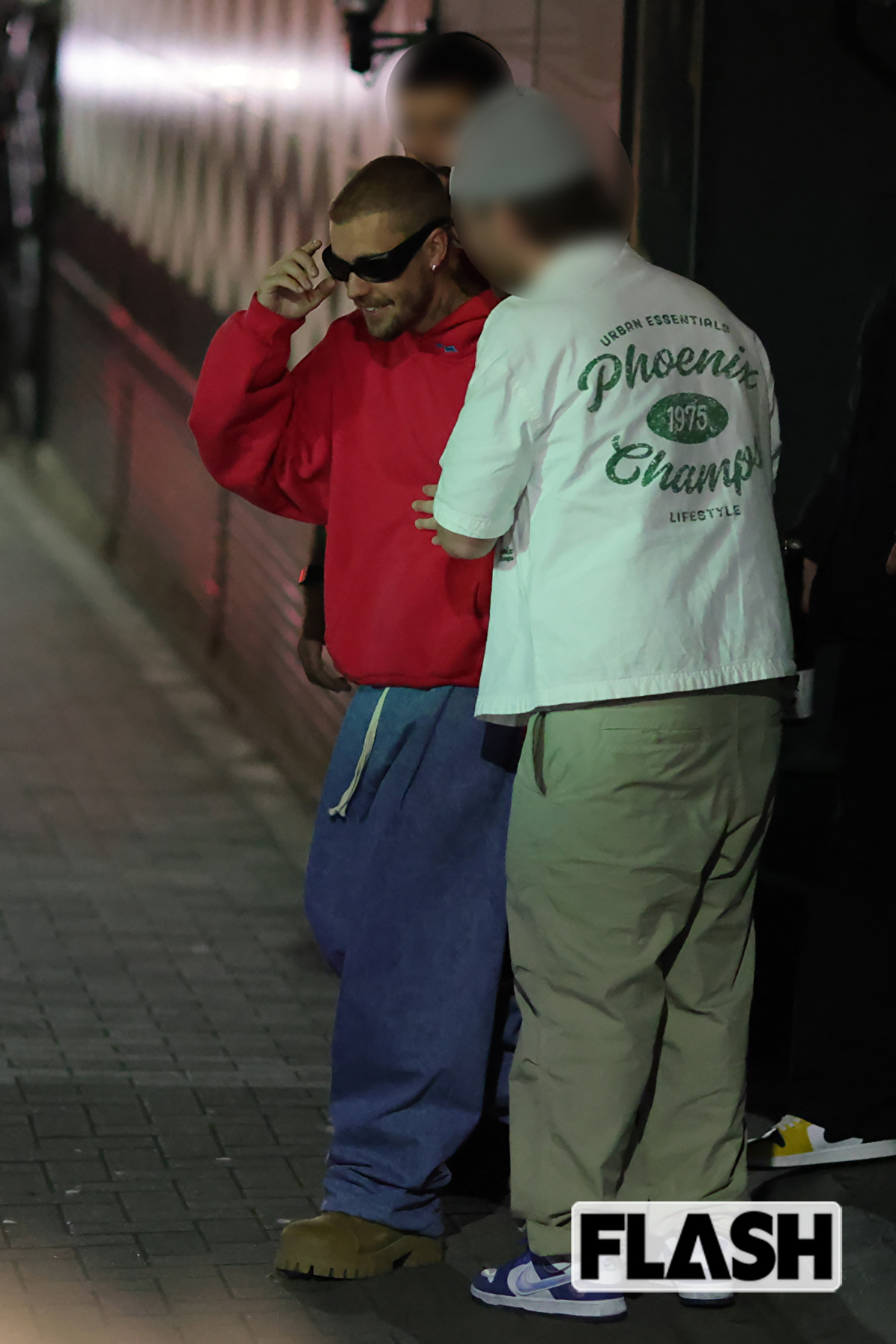 サングラスに坊主頭のジャスティン・ビーバー