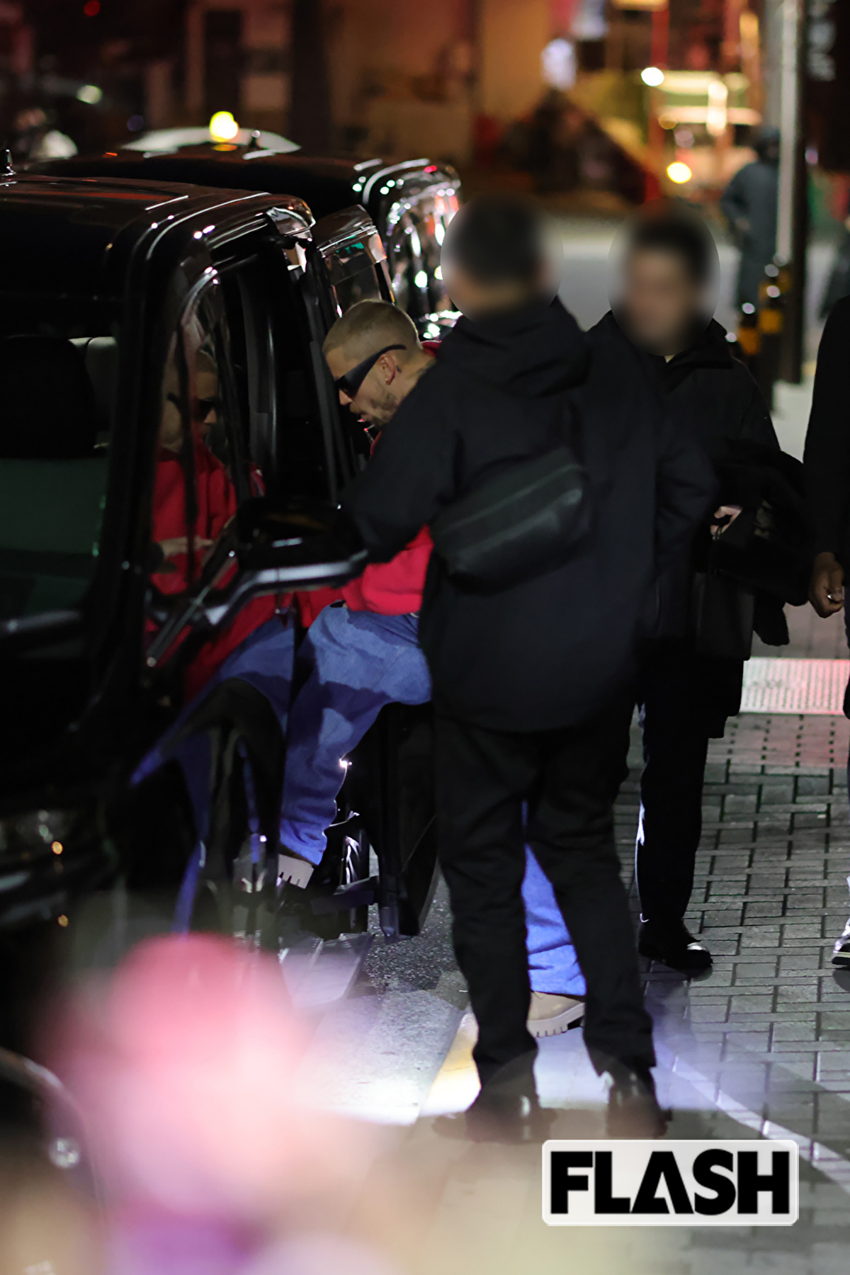 迎えの車に乗り込むジャスティン・ビーバー