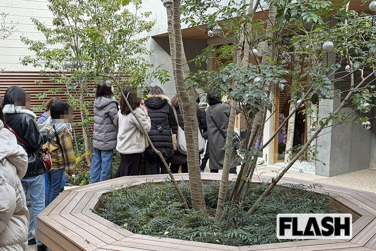 三山凌輝が手がけるパスタ店「親父のあんかけパスタ」の開店前から100人以上のファンが詰め寄せた