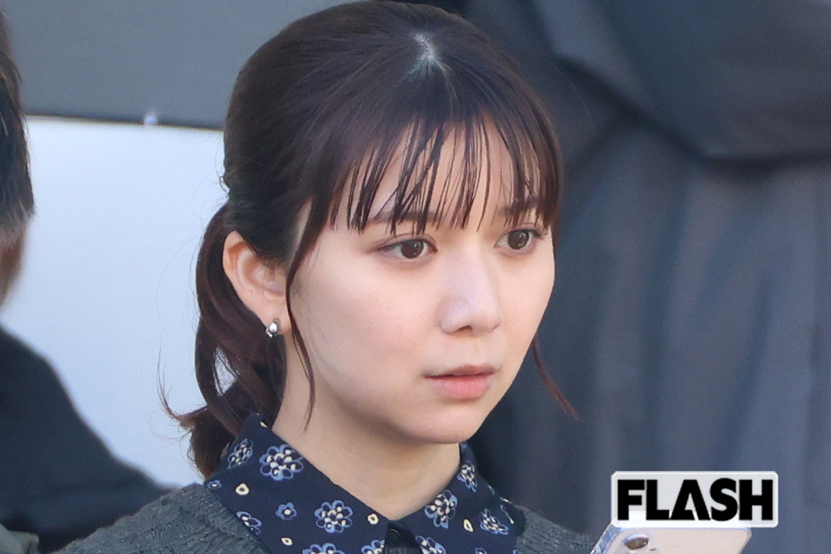 上白石萌歌、小雪のコスメに興味津々 “鼻くんくん”…ドラマロケの合間に見…