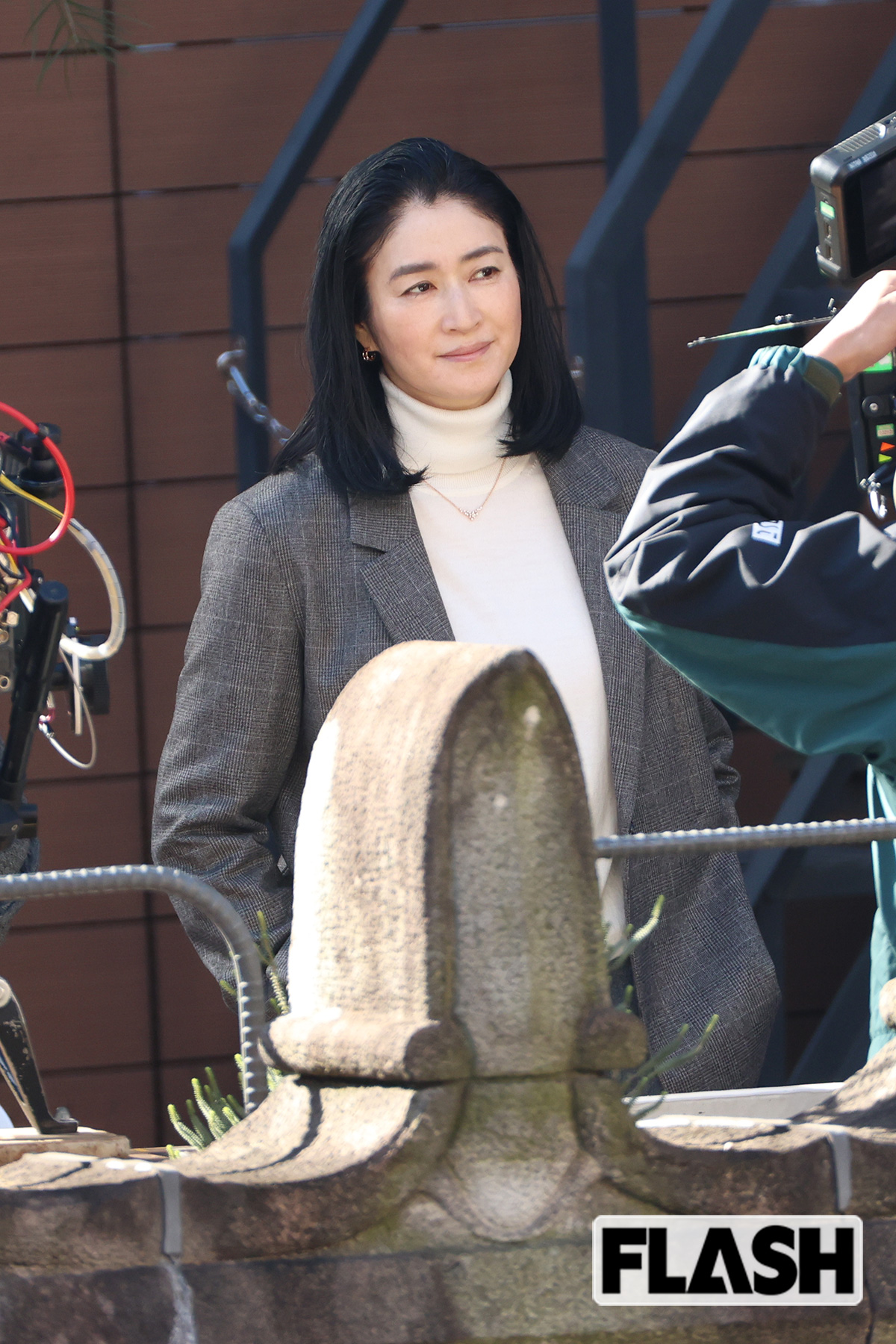 グレーのジャケットを着こなす小雪