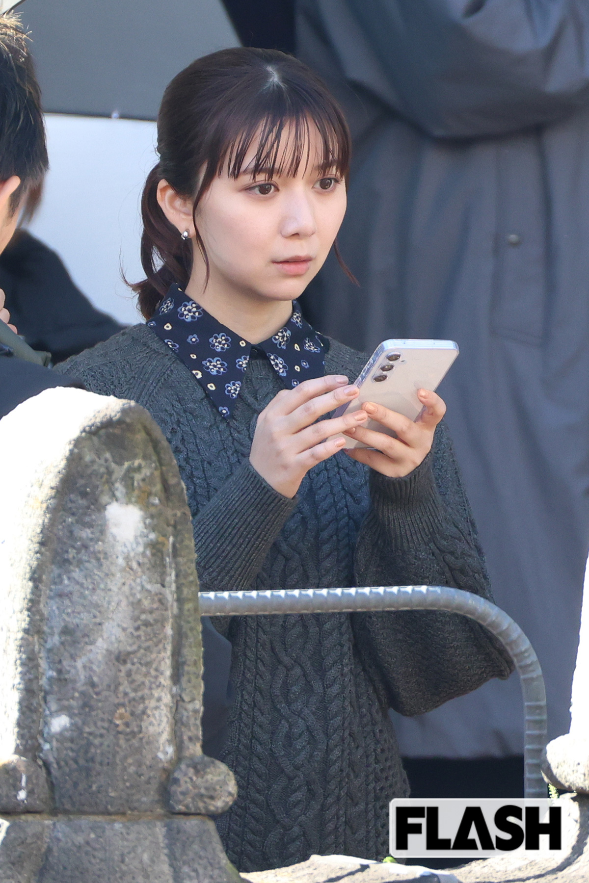 上白石萌歌、小雪のコスメに興味津々 “鼻くんくん”…ドラマロケの合間に見せた、「まるで母娘」な和気あいあい姿