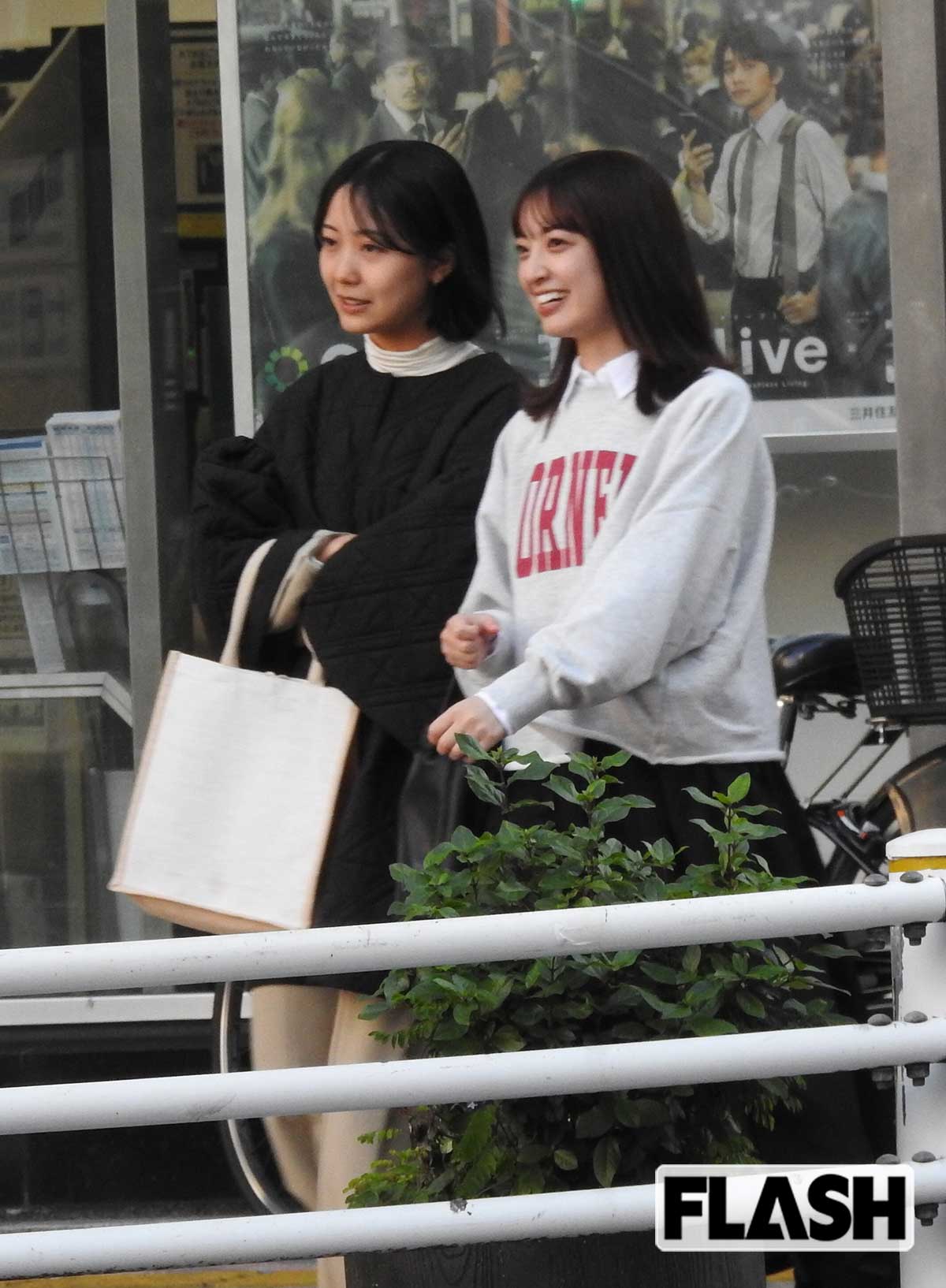 2025年10月、恵比寿を散歩していたフジテレビの高崎春アナ（左）と日本テレビの瀧口麻衣アナ