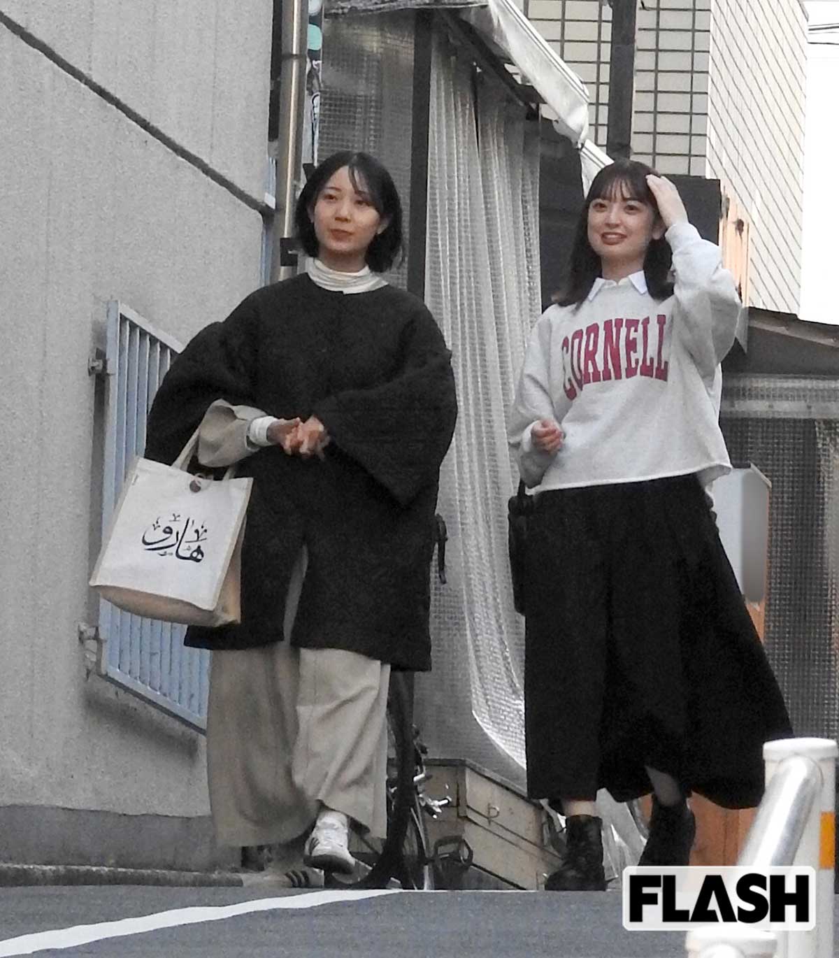 2025年10月、恵比寿を散歩していたフジテレビの高崎春アナ（左）と日本テレビの瀧口麻衣アナ