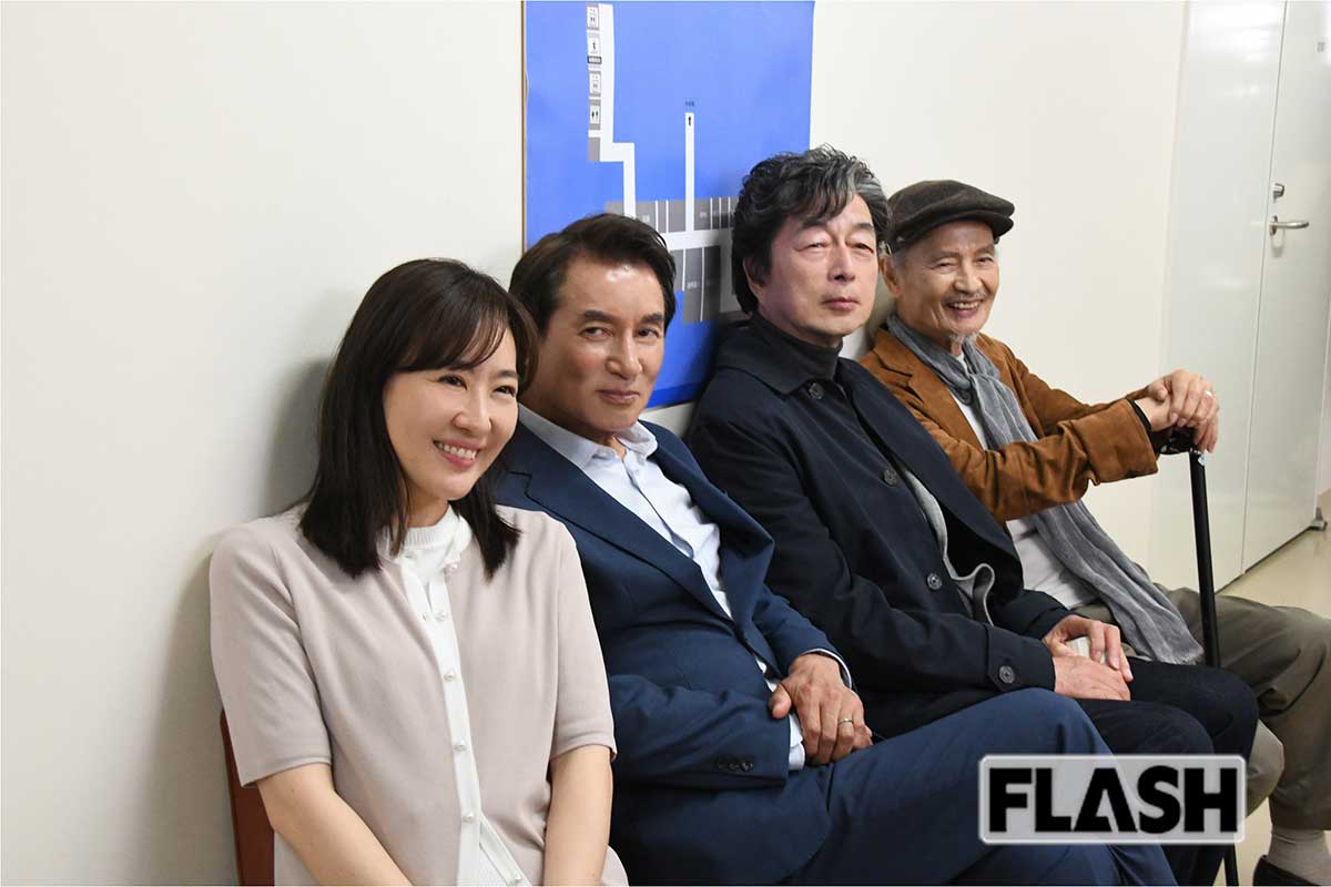 撮影の合間に “俺たち” メンバーと（C）「五十年目の俺たちの旅」製作委員会