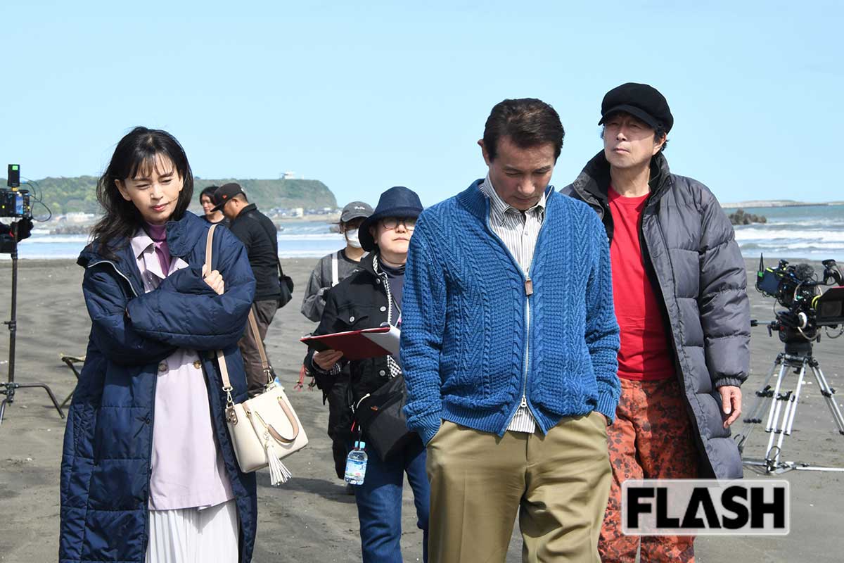 撮影の合間に “俺たち” メンバーと（C）「五十年目の俺たちの旅」製作委員会