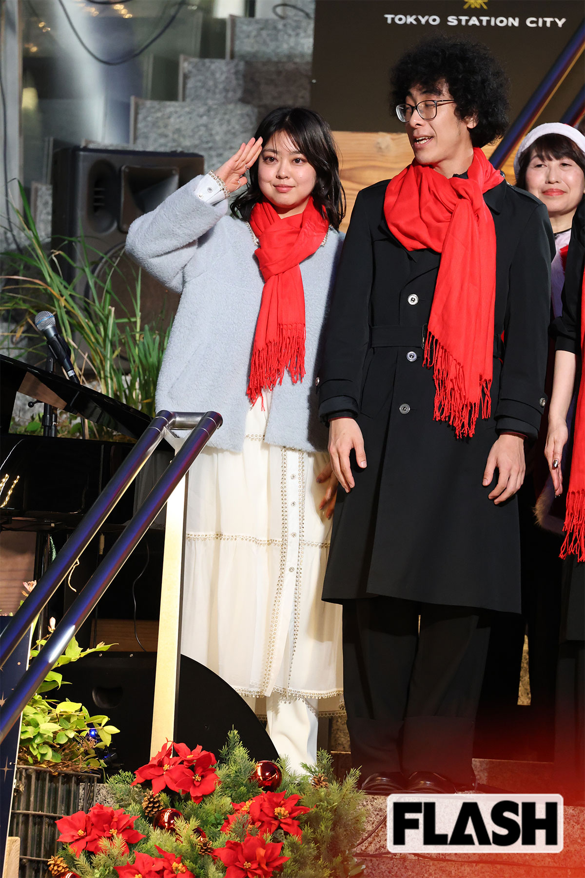 フジテレビ“新婚女子アナ”のクリスマスコーデをキャッチ! 発表から3日後、人気女優とともに“幸せオーラ”全開