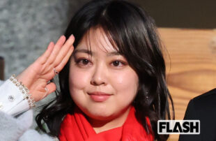 フジテレビ“新婚女子アナ”のクリスマスコーデをキャッチ！　発表から3日後、人気女優とともに“幸せオーラ”全開