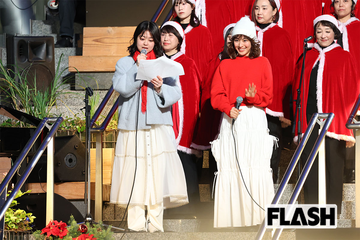 クリスマスらしい赤いマフラーをした杉原千尋アナとサンタ帽子を身に着けた瀧本美織