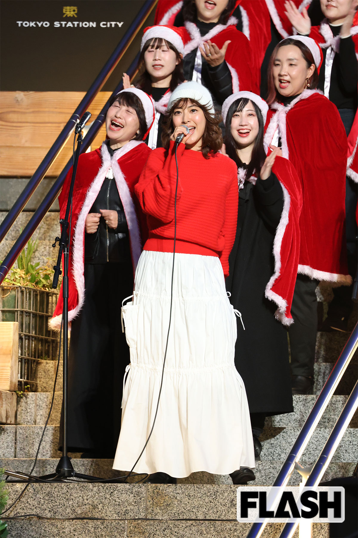 クリスマスソングを披露する瀧本美織