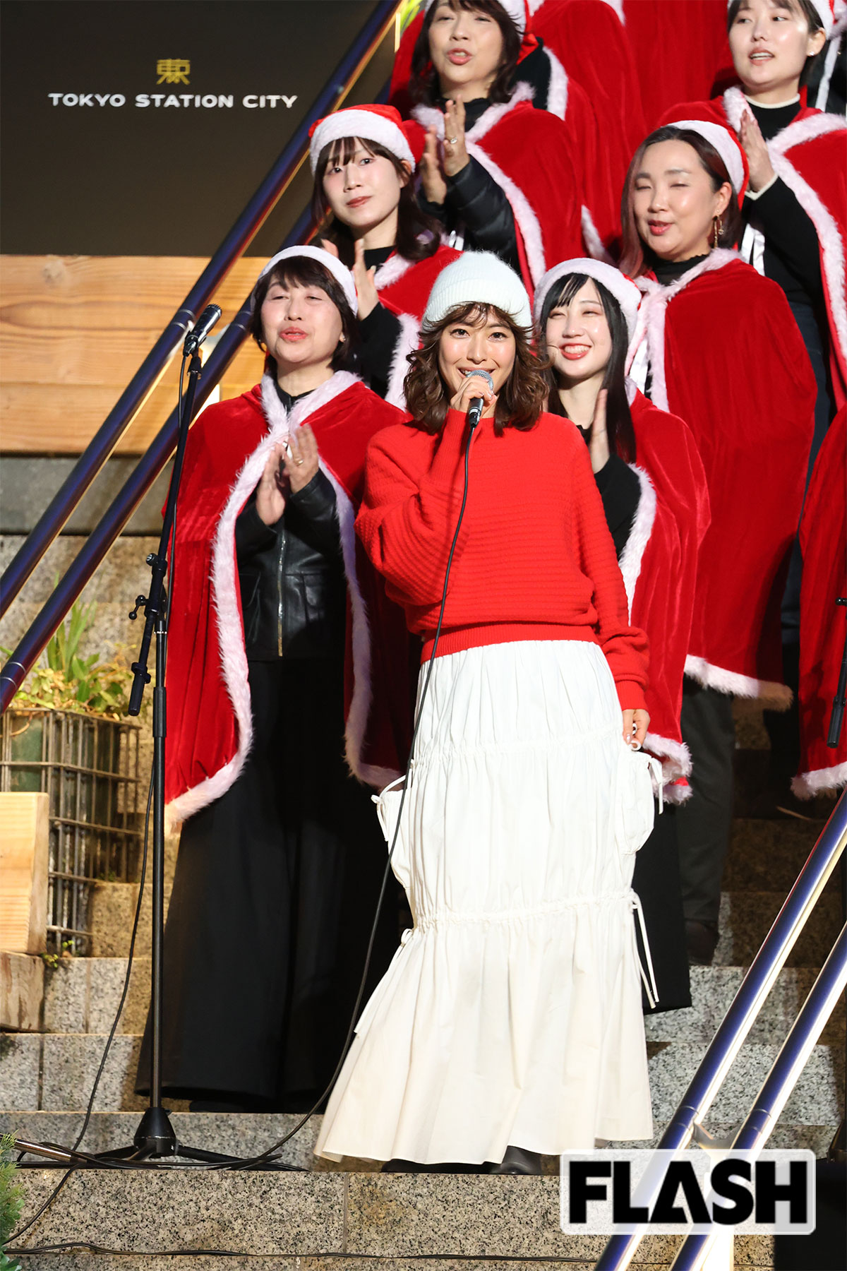 ハネ感のあるヘアスタイルで登場した瀧本美織