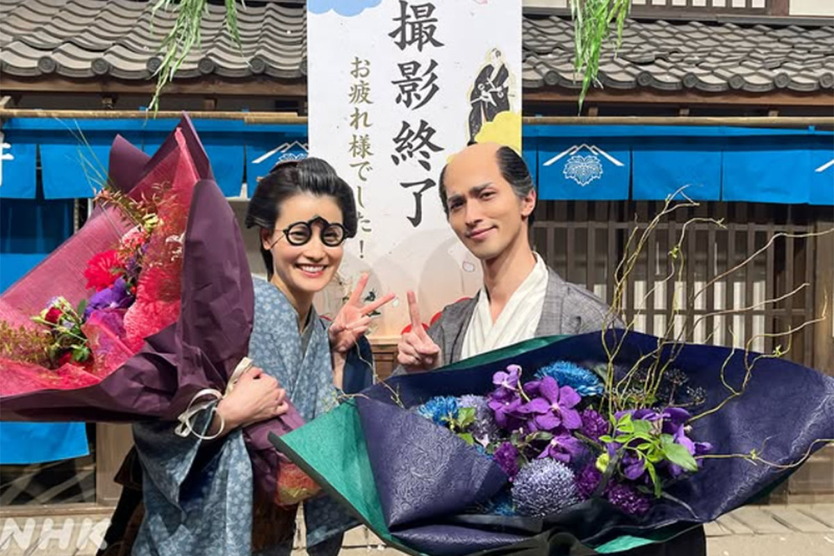 蔦屋重三郎の妻を演じた橋本愛とともにドラマのクランクアップを報告する横浜流星（『大河ドラマ「べらぼう～蔦重栄華乃夢噺～」日曜夜8時』のInstagram「berabou_nhk」より）