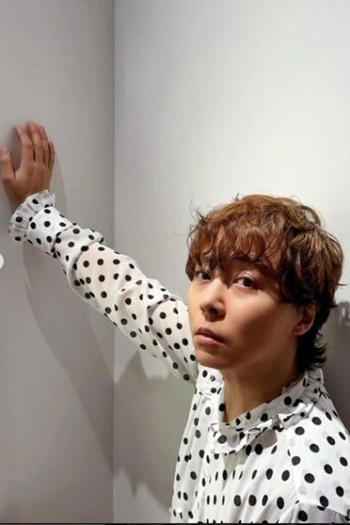 パーマ姿を披露した堂本剛（写真・『Tsuyoshi Domoto』のInstagram「tsuyoshi.d.endrecheri.24h.funk」より）