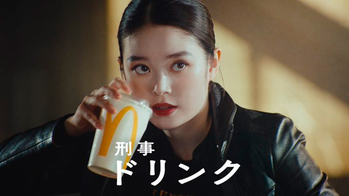 髙石あかりのXより。福岡TVエリア限定で放送されているマクドナルドのCMに出演し、『ばけばけ』とは違うクールさを見せている