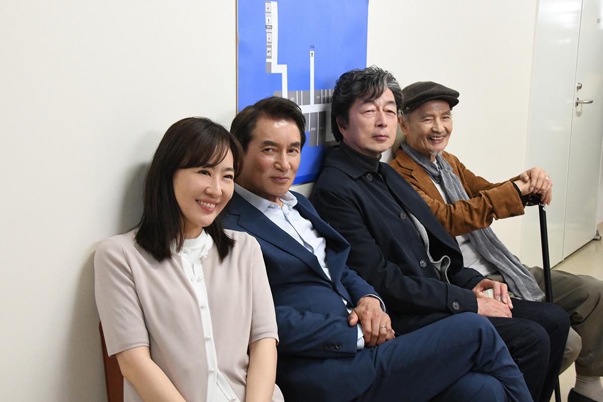 撮影の合間に “俺たち” メンバーと（C）「五十年目の俺たちの旅」製作委員会