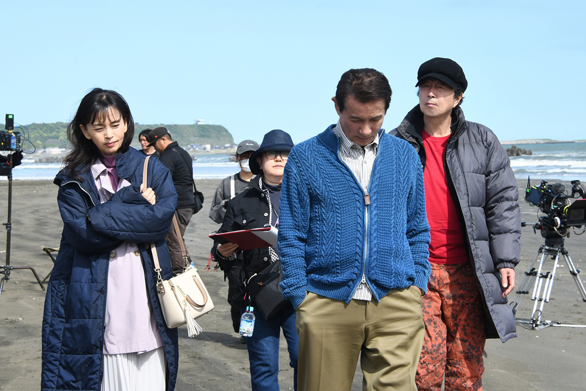 撮影の合間に “俺たち” メンバーと（C）「五十年目の俺たちの旅」製作委員会