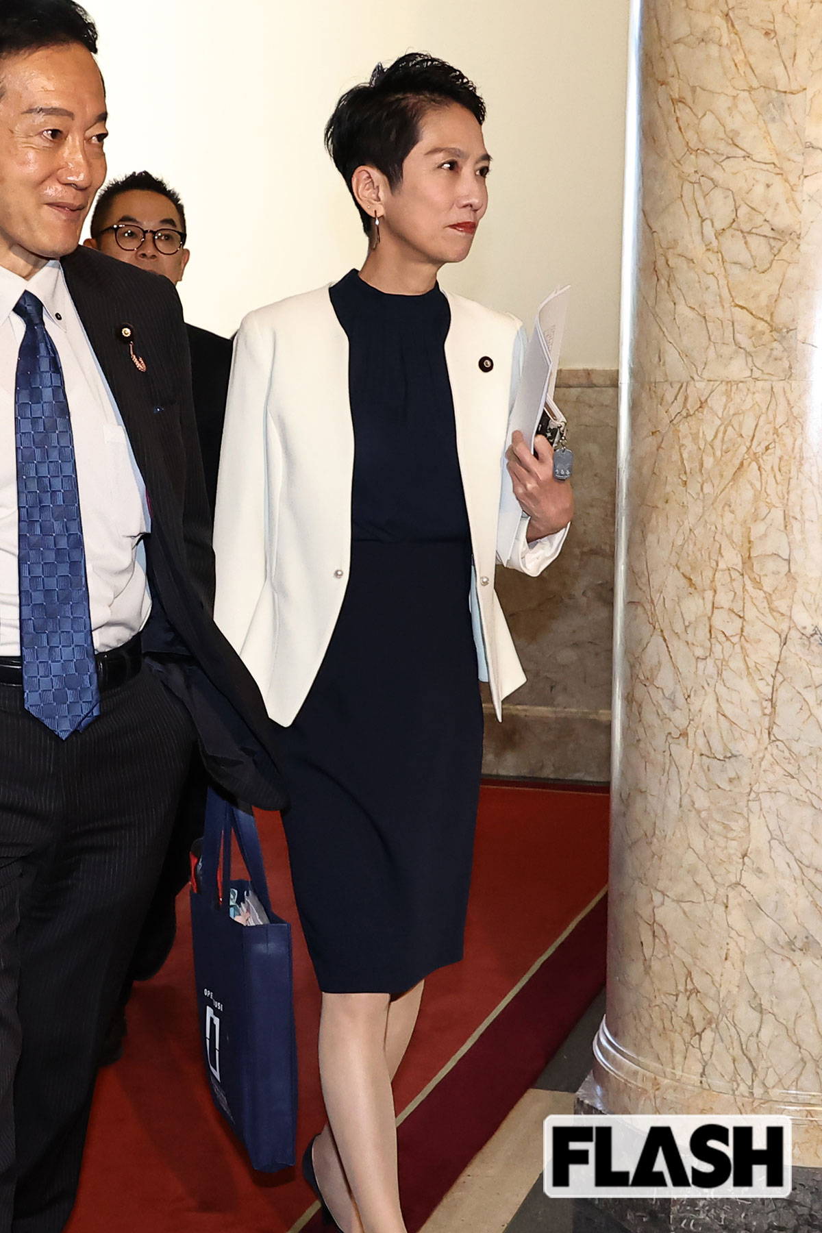 立憲民主・蓮舫参院議員（58）／ “東大” エコバッグ【東京大学・無料】（写真・長谷川 新）