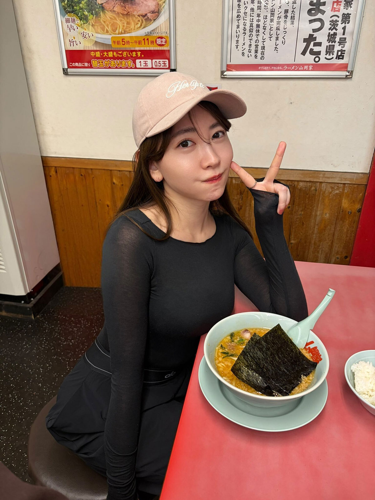 小嶋陽菜のXより。ボディラインくっきりな服装に「セクシー過ぎん！？」との声が