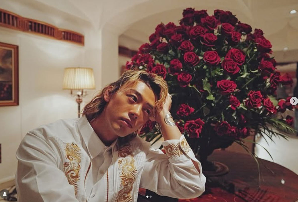 金髪パーマに金の刺しゅう入りのシャツを着た竹内涼真（写真・本人Instagramより）