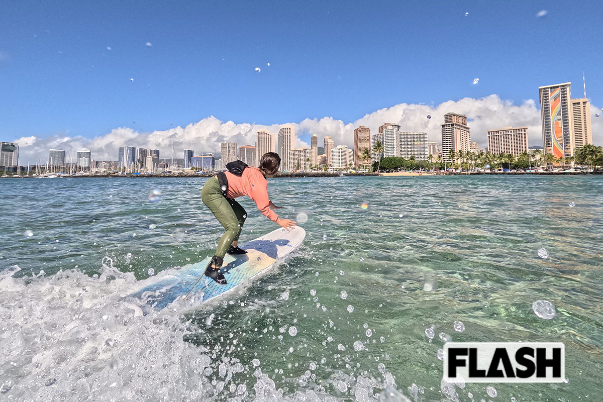 サーフィン初挑戦の2本めでボードに立つことに成功した大木さん（写真・本人提供）