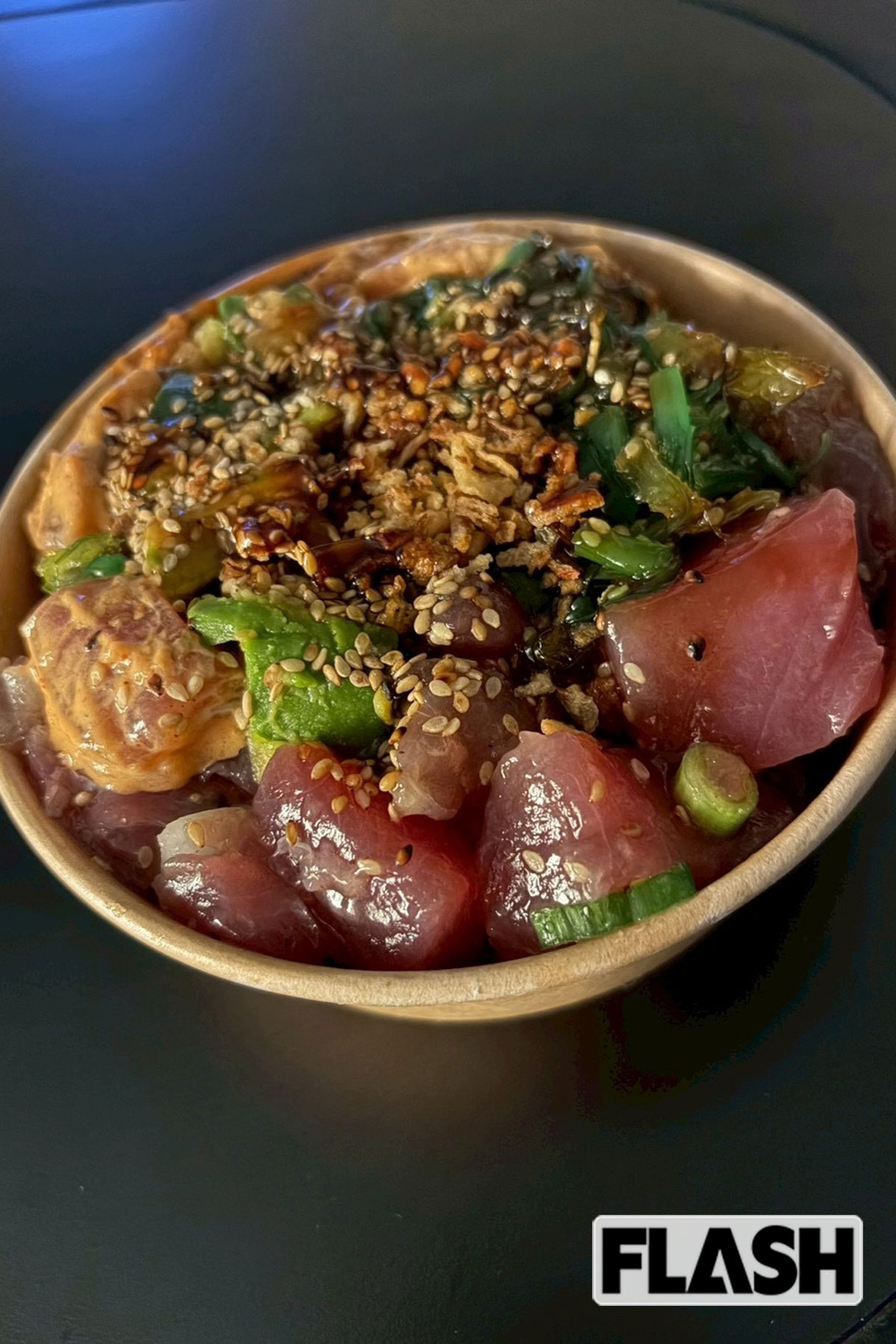 アラモアナセンターの『Poke ＆ Box』でテイクアウトした『ポキ丼』（写真・本人提供）