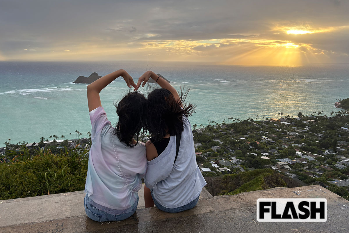 ラニカイトレイルから友人と日の出を眺める大木さん（写真・本人提供）