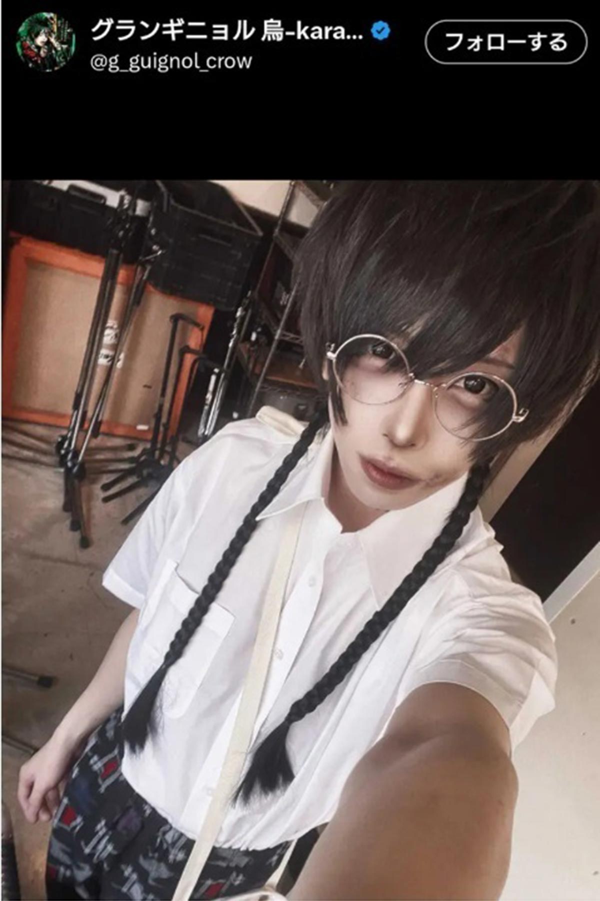 ボーカルの烏が披露したひめゆり学徒隊をイメージしたと思われるコスプレ（写真・本人のXより）