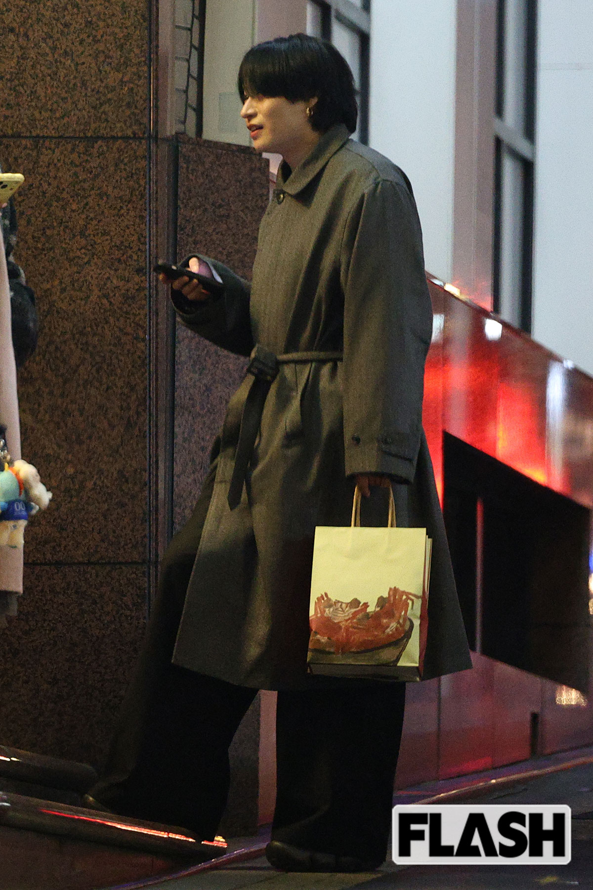 女性客の見送りに立つ前山剛久。営業スタイルは“色恋オラオラ”系だという