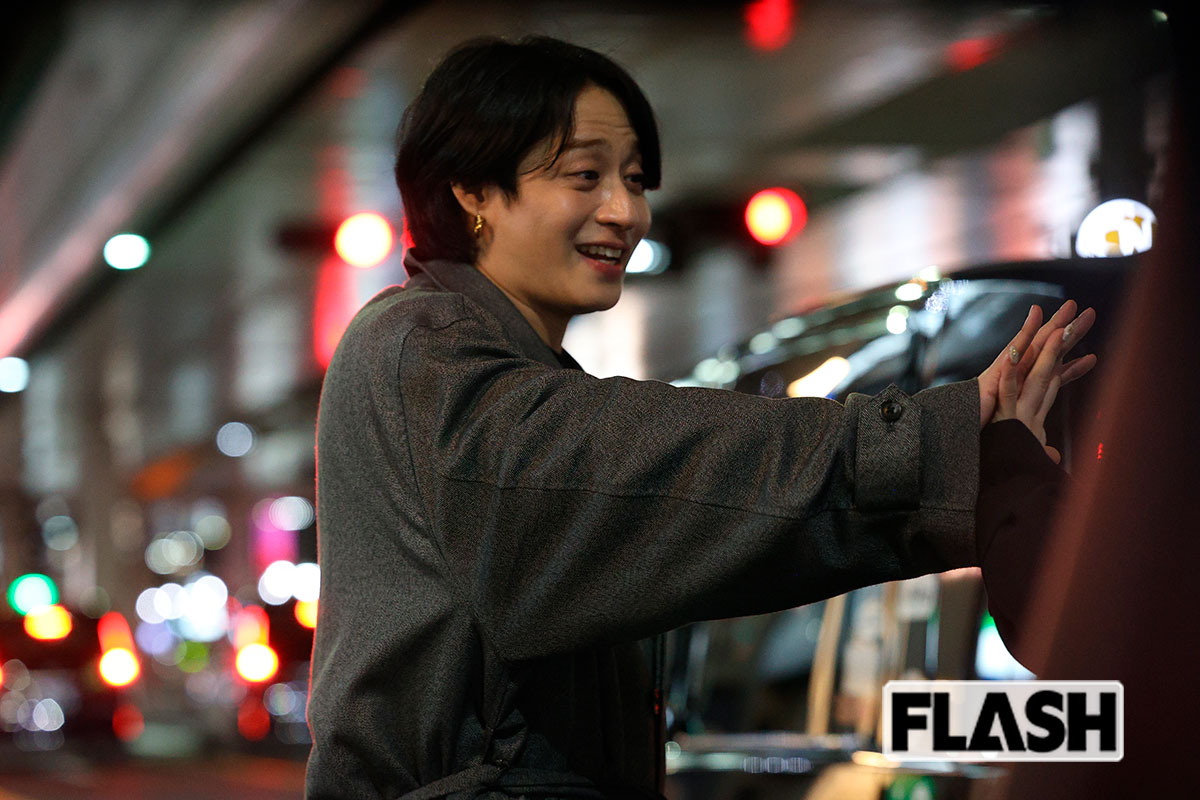 店を後にする客に必死に手を振る前山剛久