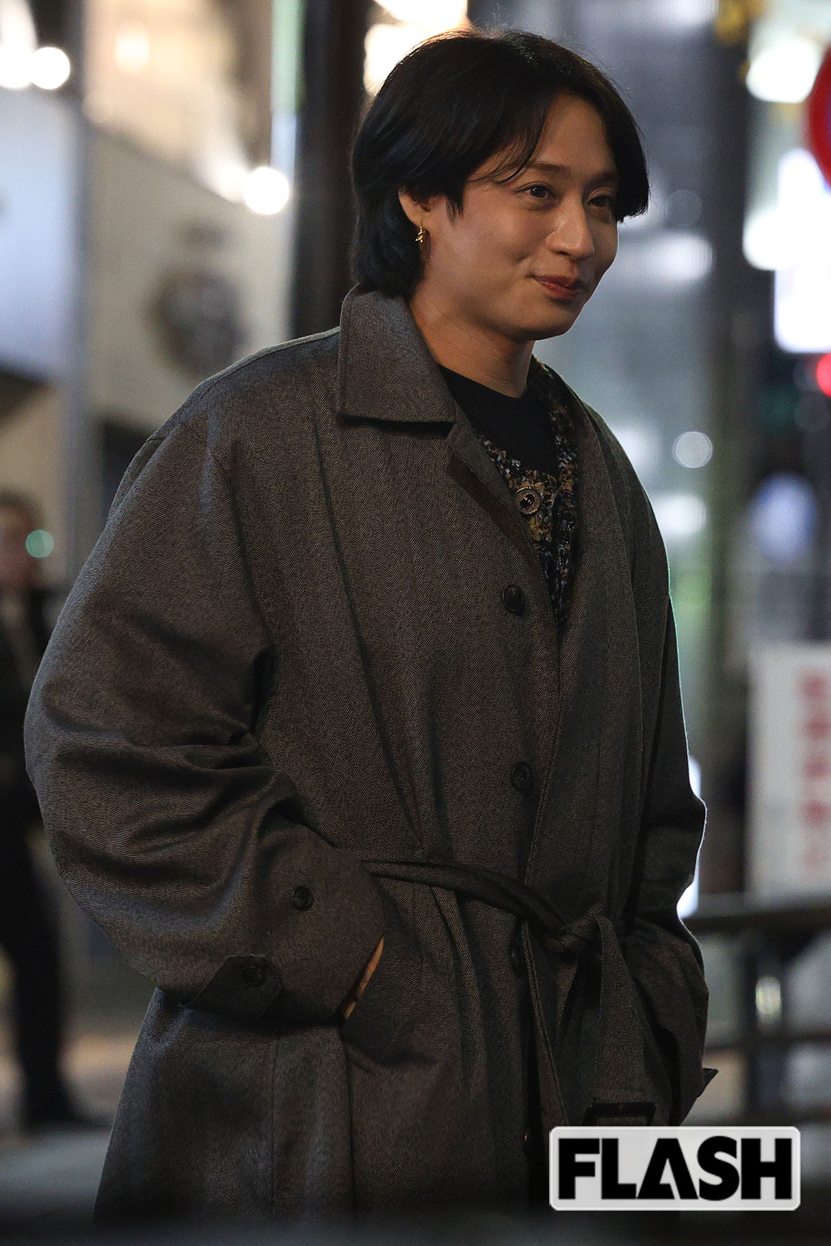 コートを着て笑顔の前山剛久